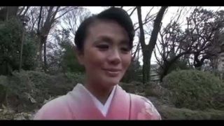 【三十路】女将系の着物美熟女と性行為するモザイクなし無修正アダルト動画